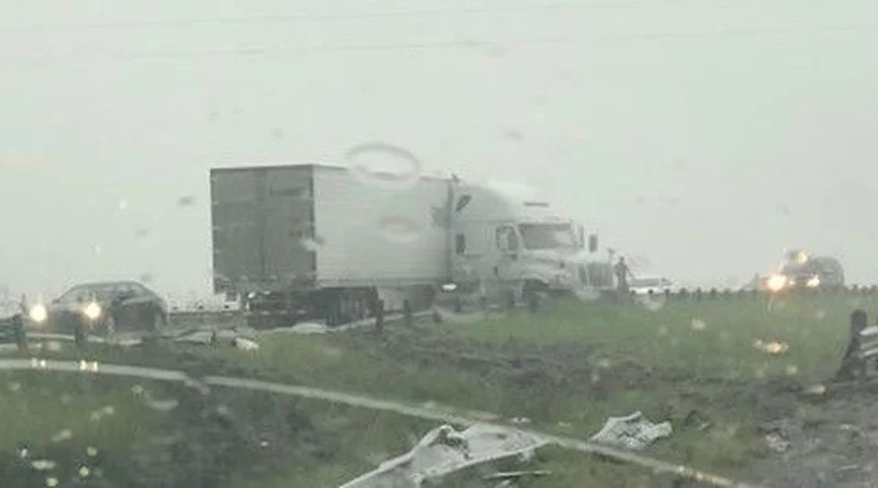 18-wheeler crashes through center median before jackknifing on eastbound Spur 557