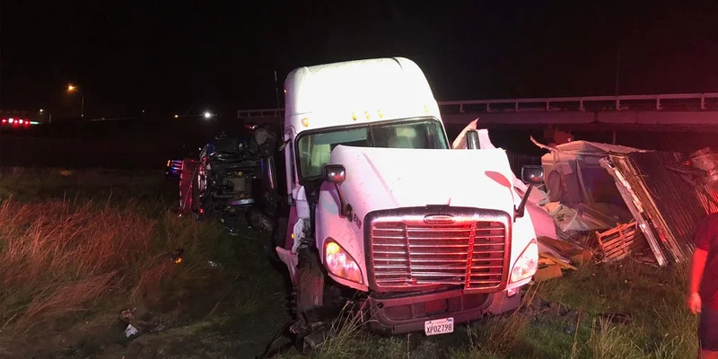 Spur 557 to remain closed due to major crash involving two overturned 18-wheelers
