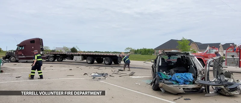 One injured in minivan vs. 18-wheeler crash on SH 34